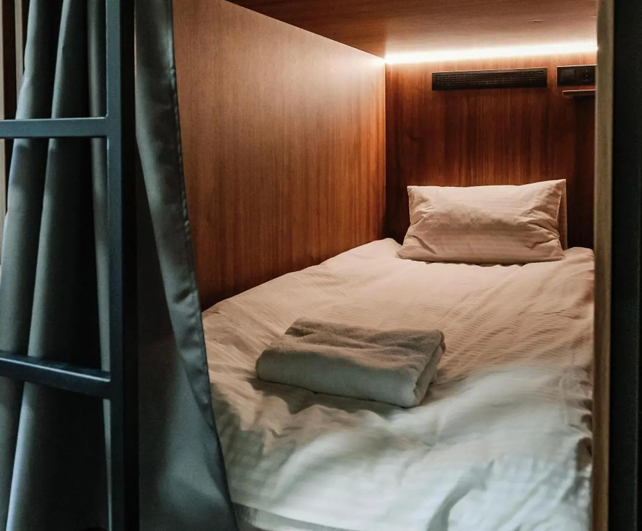 Nesvit Capsule Hotel Kiev
